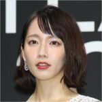 ✅  女優の吉岡里帆が6月14日、自身のインスタグラムを更新。白のワンショルダートップスを着用した画像を公開した。　これにはファンも大喜び。「うは！ めちゃ艶っぽいな！」「相変わらずかわいいなー。なん