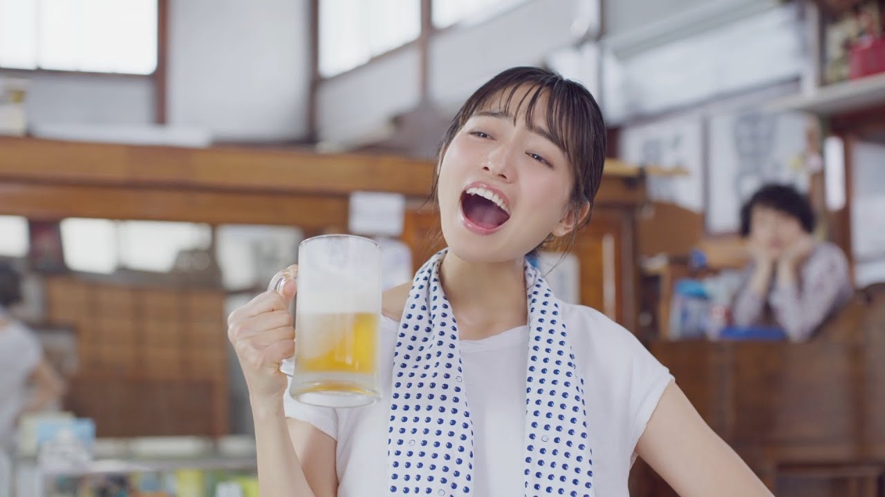 川口春奈、ご機嫌に「いい湯だな」口ずさむ　いい飲みっぷりで「うまし！」と一言！　『SUNTORY BLUE サントリーブルー』新CM「スッキリうまし」絶好調篇