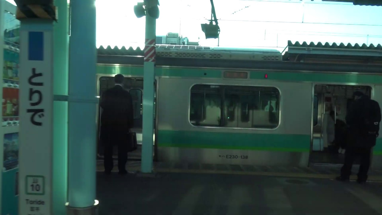 緊急事態宣言中は通勤時間帯でも着席目的で始発列車に並ぶ長い列が存在していなかった取手駅を出発していく常磐線下りE531系の車窓
