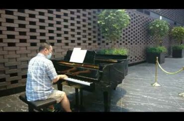 新宿住友ビル 三角広場 2回目訪問 7曲目 山口百恵メドレー(秋桜&いい日旅立ち)  2020年7月18日