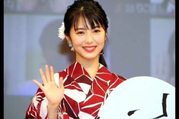 ✅  女優の浜辺美波さんが7月6日、東京都内で行われた映画「思い、思われ、ふり、ふられ（ふりふら）」（三木孝浩監督、8月14日公開）の七夕祭りイベントに出席。赤をベースにした涼しげな浴衣姿で登場した浜