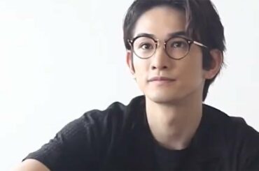 町田啓太、爽やかメガネ男子姿　オールホワイトコーデも　「GOODA」Vol.54メーキング公開