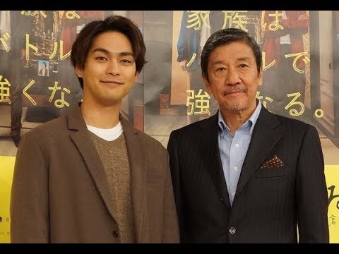 俳優の柳楽優弥と奥田瑛二は21日、ＮＨＫ放送センターにて2019年1月5日（土）21時から放送予定の土曜ドラマ『母、帰る～ＡＩの遺言～』の試写会に登場した。