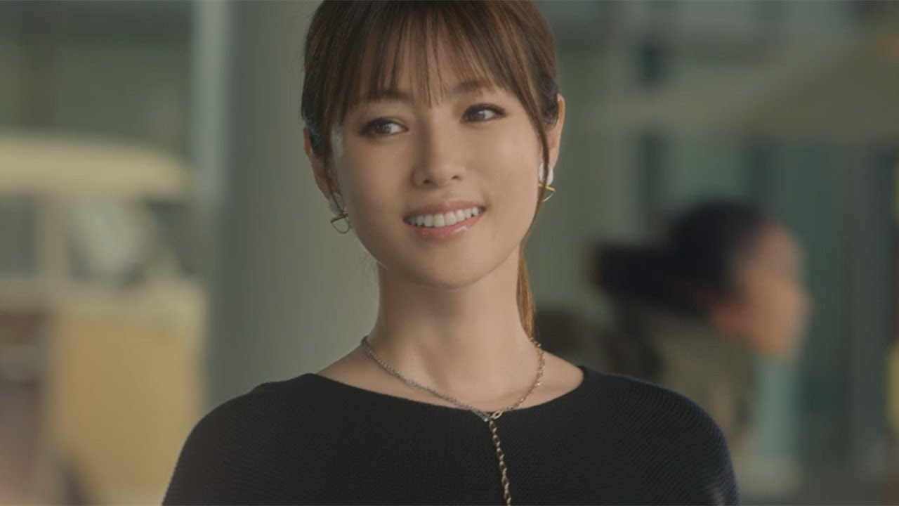 深田恭子、スマートパンツで美脚披露　凛としたウォーキングも　ユニクロ新CMが公開