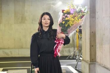 ✅  俳優の中村倫也さん主演の連続ドラマ「美食探偵 明智五郎」（日本テレビ系）で、主要キャストが6月24日、オールアップを迎えた。マリア役で出演している小池栄子さんは、東京都内某所にあるホテルの地下駐