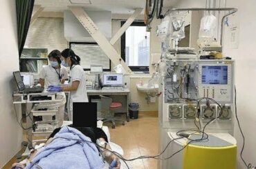 ✅  新型コロナウイルス感染症から回復した人の免疫力を治療に生かす戦略に注目が集まっている。回復者の血液には、新型コロナを攻撃する「抗体」ができており、それを活用した新薬の開発も世界的に進められている