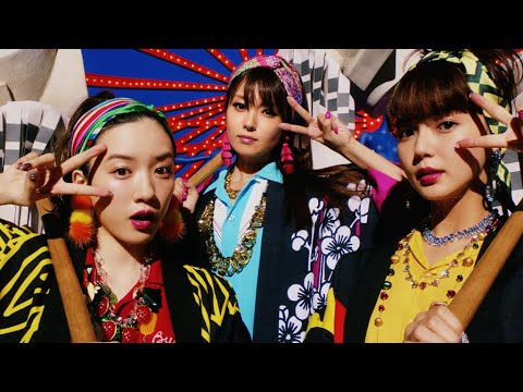 ＵＱ三姉妹、「め組」ファッションでピース！