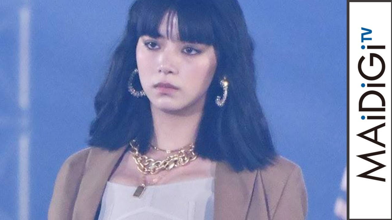 池田エライザ、大胆お腹出しで美くびれ披露　無観客TGCでクールにランウエー