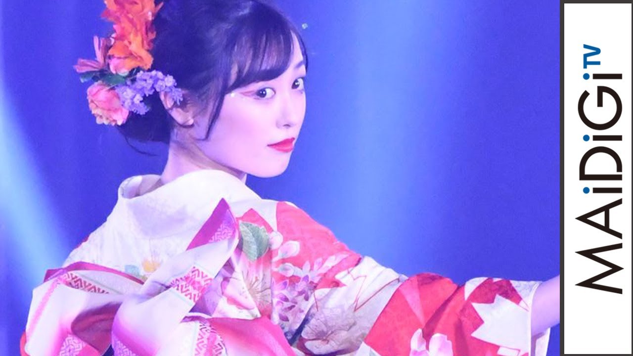 福原遥、フワちゃんと振袖姿　TGCで華やかにランウエー