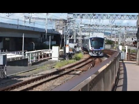東海道新幹線の高架軌道をくぐって終点の小田原駅に到着する最新型の小田急線上り急行5000形