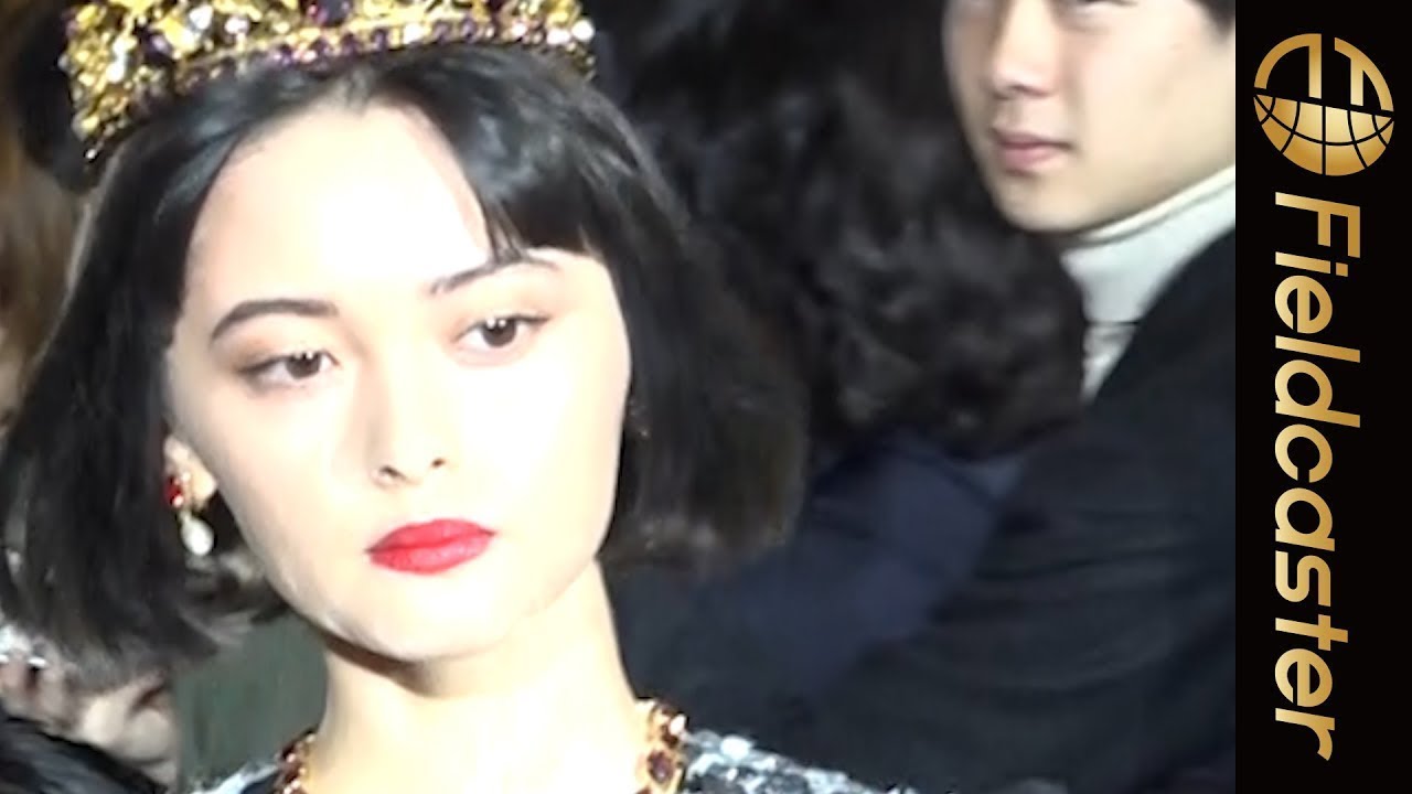 玉城ティナがセクシーな網タイツでランウェーを颯爽と歩く【D&G ファッションショー】