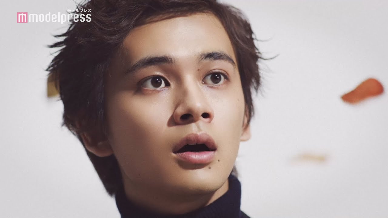 北村匠海、風のいたずらに驚き顔 「ランバン オン ブルー」スペシャルショートムービー