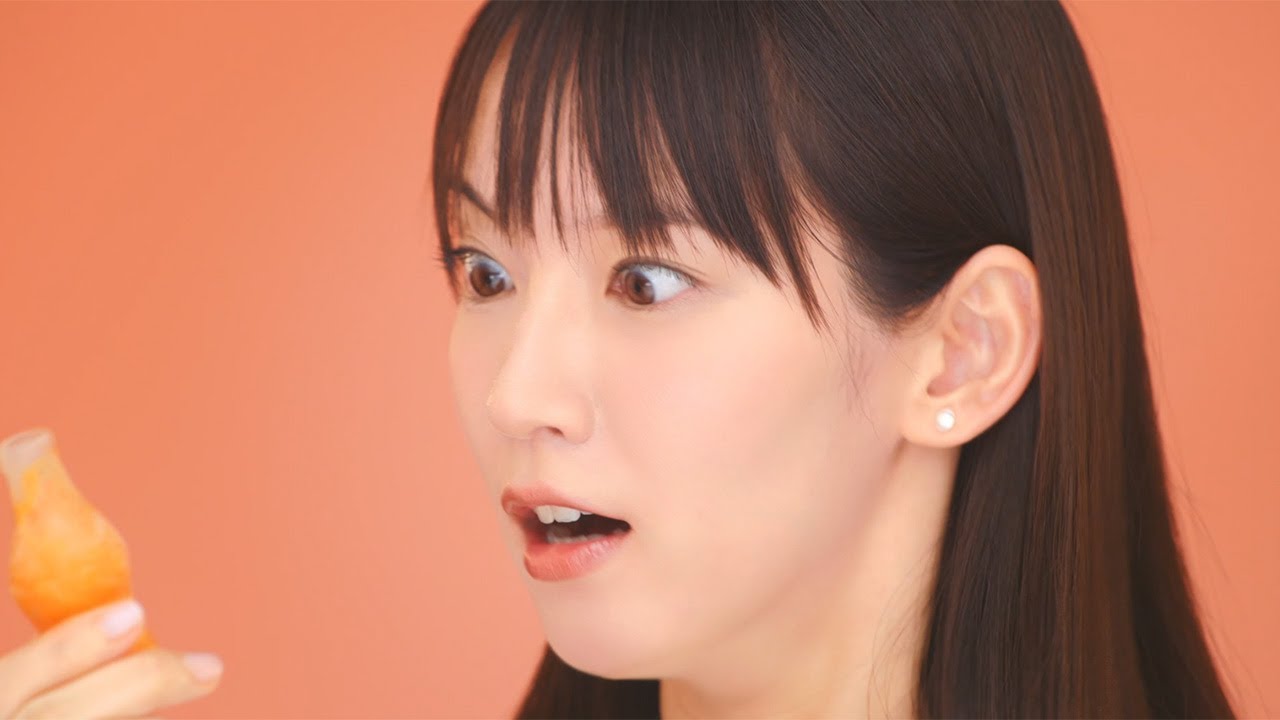 吉岡里帆、全力の“ノリツッコミ”を披露！「笑ってくださったら…」　「パピベジ」新CMが公開
