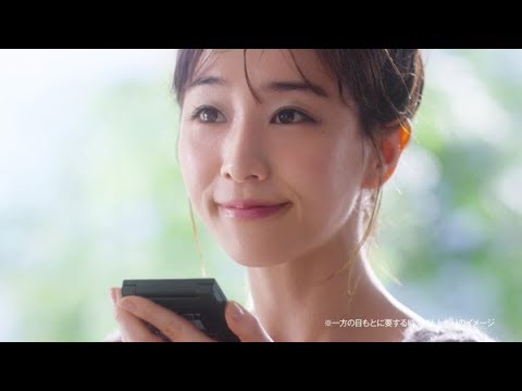 フリーアナウンサーの田中みな実が花王「オーブ ブラシひと塗りシャドウN」のウェブ動画に出演。10秒メイクテクを披露している。