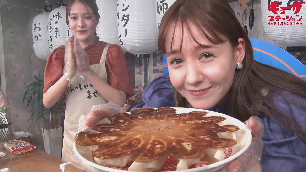 トリンドル玲奈&瑠奈、お互いの変な所を暴露 1000人とギョーザを焼くイベント「ギョーザステーション インターネット店」 トリンドル玲奈&瑠奈、お互いの変な所を暴露 1000人とギョーザを焼くイベント「ギョーザステーション インターネット店」