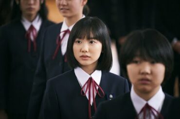 芦田愛菜主演の映画『星の子』が10月9日に全国公開となる。このほど、芦田演じる主人公のちひろが新任の数学教師に一目ぼれするシーンが公開された。