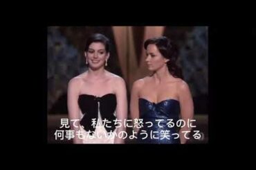 アンハサウェイとエミリーがオスカーの授賞式でプラダを着た悪魔再現