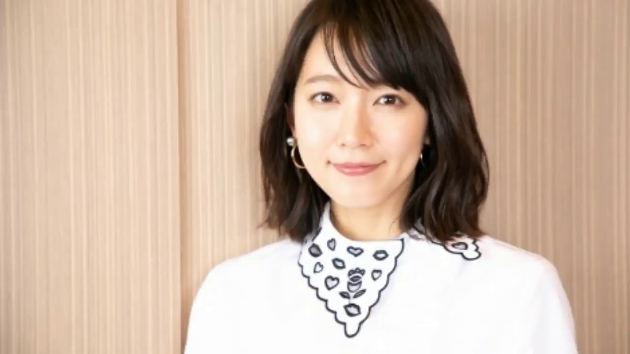 2174912吉岡里帆、美背中あらわなドレス姿「大胆!! キレイ!!!」「色っぽい」
