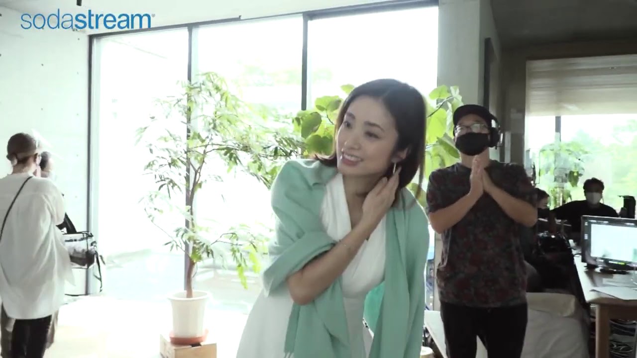 上戸彩、爽やかノースリーブワンピ姿でキッチンに　炭酸水をゴクゴク…　「ソーダストリーム」新CMが公開