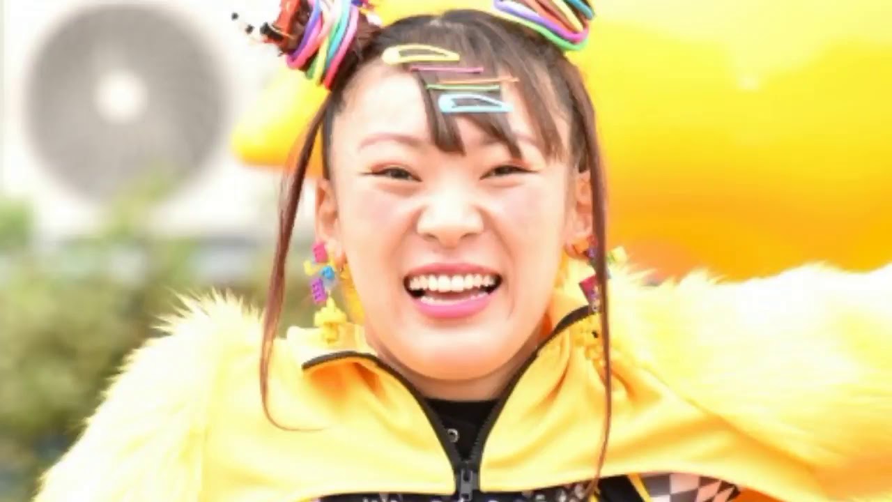 三吉彩花、ミニスカ肌見せ“フワちゃん”コーデ披露「おはぴよ～ミヨちゃんでーす!」