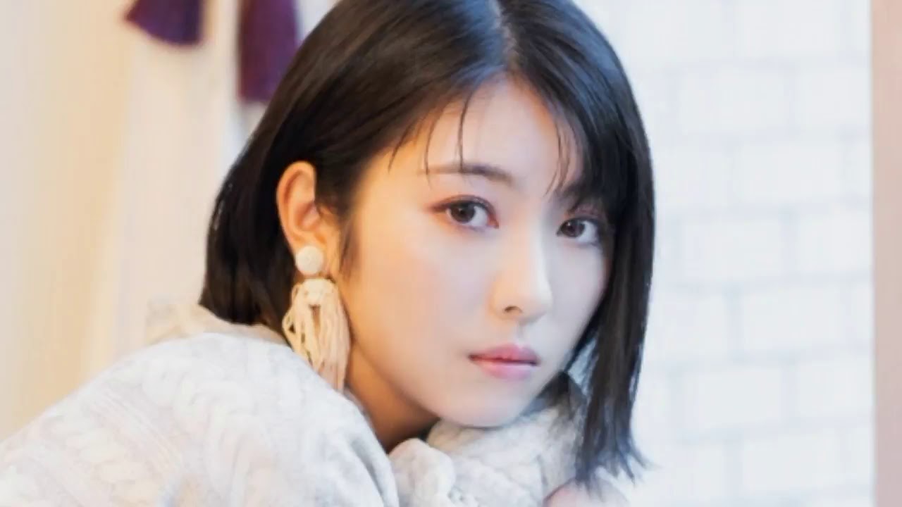 浜辺美波“ポニテ×BIGスウェット×美脚”レア姿公開「これはやばい」