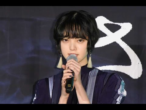 元欅坂46で女優の平手友梨奈さんが12月15日、都内で実施された映画「さんかく窓の外側は夜」（2021年1月22日公開、森ガキ侑大監督）の完成披露試写会にダブル主演の岡田将生さん、志尊淳さん、共演の滝