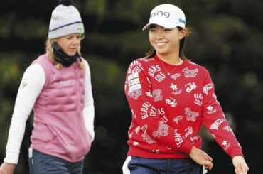 渋野日向子、最終日の“勝負服”に米メディア注目「大胆なセーターに多くの視線が…」