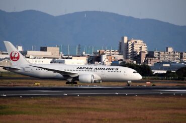 【伊丹スカイパーク】ちょっとした事情？で滑走路内で1～2分待機するJALの787 他 9分ノーカット