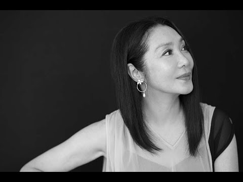 浅野温子 60代間近にワンレンを遊び心溢れるアレンジ