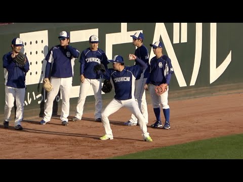 外野でノックを受ける大野雄大 外野でノックを受ける大野雄大