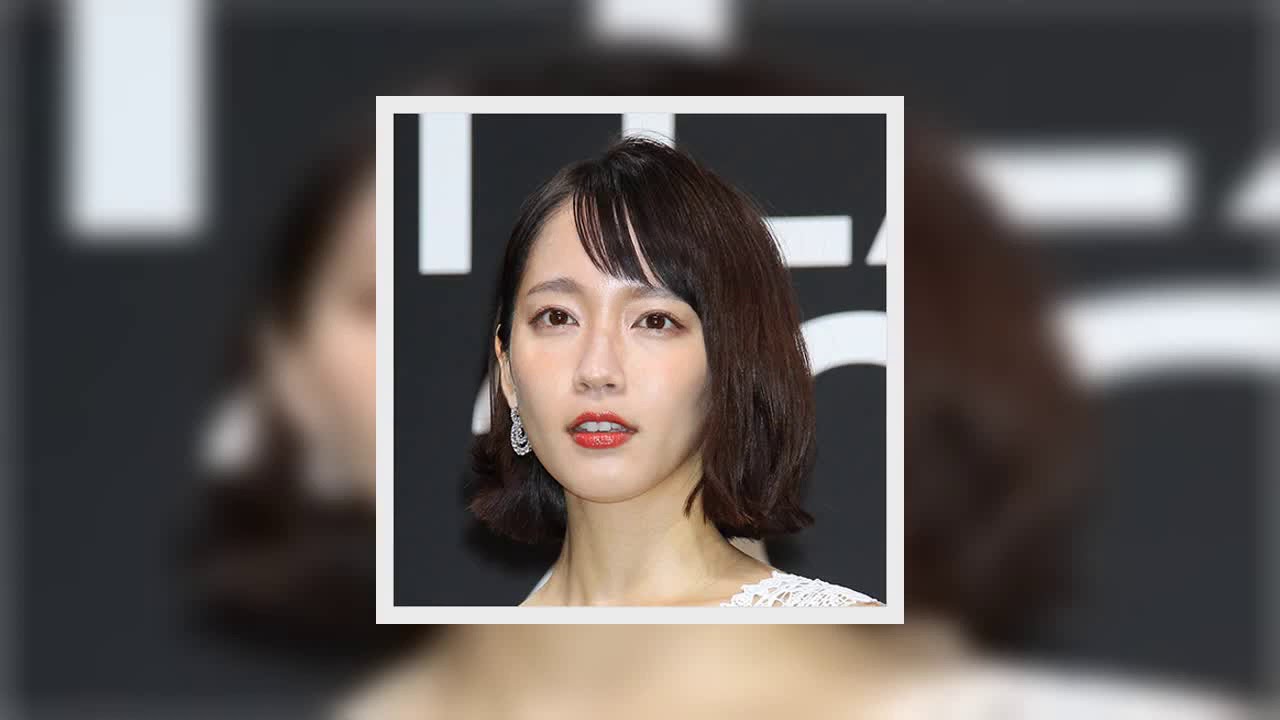 吉岡里帆“キス顔”披露に滲む焦りと「バストで勝負」新年への艶度増の覚悟01393301