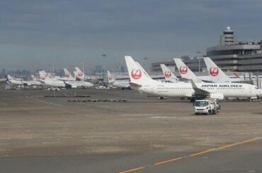 新型コロナウイルスの感染拡大の影響で、日本航空（JAL）は2021年2月1日、21年3月期の連結業績予想を下方修正すると発表した。20年10月30日時点では5300億円～6000億円だと予想していた売