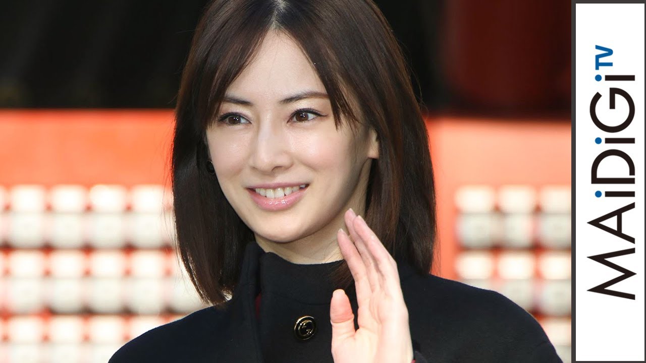 北川景子、ミモレ丈ワンピで品良く脚見せ 輝くパンプスで華やかムード 北川景子、ミモレ丈ワンピで品良く脚見せ 輝くパンプスで華やかムード