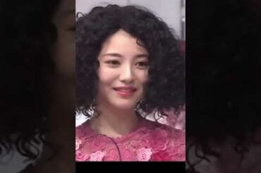 アフロも似合う浜辺美波