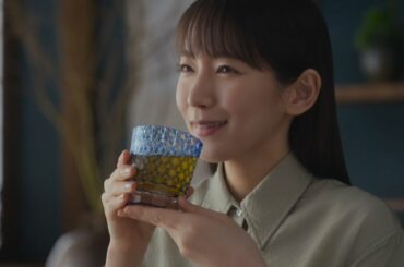 吉岡里帆、野村萬斎と息ぴったり！　声を合わせて…　「綾鷹」新CMが公開