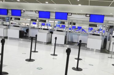 緊急事態宣言下の成田空港のチェックインカウンターの様子
