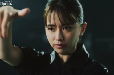 山本舞香、飛び蹴り＆回し蹴り炸裂 華麗なアクション披露「ヒロインメイク」新WEB CM「STRONG RENEWAL篇」