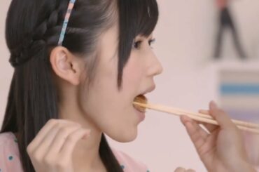 口の中に入れたハンバーグを奪い合うまゆゆと北原里英