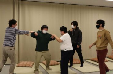 豊川悦司＆矢田亜希子、26年ぶり共演でオフショット公開　仲良く“手話ポーズ”披露