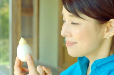 石田ゆり子、ゆで卵にマヨネーズたっぷりトッピングでニッコリ／味の素「ピュアセレクトマヨネーズ」CM