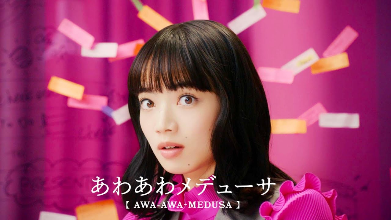 小松菜奈、お茶目でクールなOLモンスターに!春らしいポップなカラフル衣装/明治ガルボCM 小松菜奈、お茶目でクールなOLモンスターに!春らしいポップなカラフル衣装/明治ガルボCM