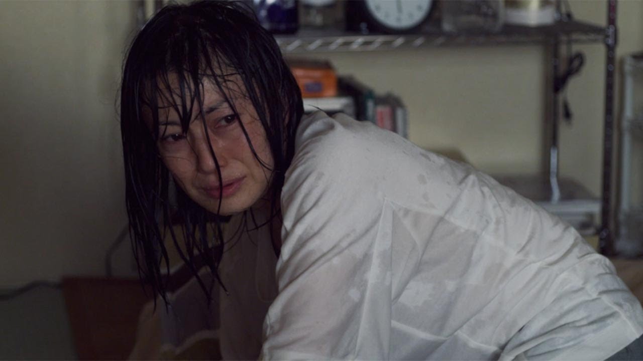 菅野美穂がびしょぬれに!?非協力的な“夫”問い詰めるも…　高畑充希＆尾野真千子と共演　映画「明日の食卓」本予告映像