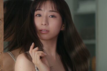 田中みな実、色っぽい部屋着姿で美肌見せコーセーコスメポート「ジュレーム リラックス バスルーム篇」