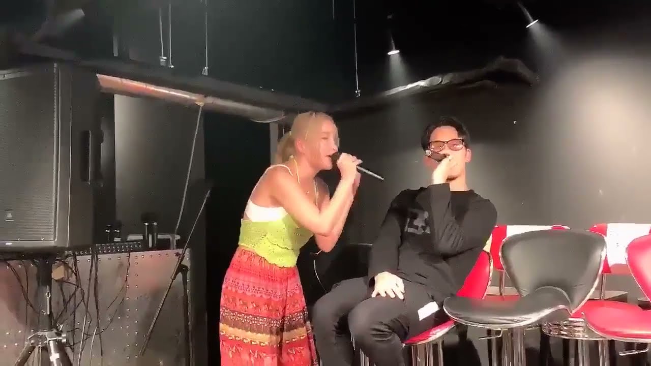 朝倉未来と久保優太の嫁サラちゃんがカラオケでデュエット! 朝倉未来と久保優太の嫁サラちゃんがカラオケでデュエット!