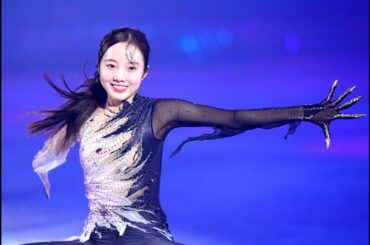 本田真凜、黒と紫のパンツスタイルで登場　いたずらな笑み浮かべ魅了