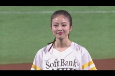 今田美桜、始球式でホームランを打たれてしまう。