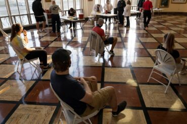 ✅  新型コロナウイルスのパンデミック（世界的大流行）ではこれまで、子どもや若者は感染しても症状が比較的軽かったり、無症状だったりした。しかし最近では、変異株への感染で入院するケースが増えている。死者