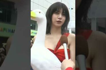 目のやり場に困るインタビュー