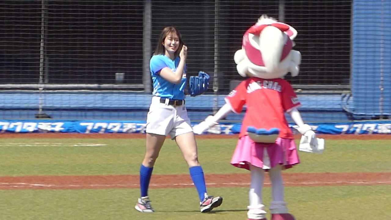 稲村亜美3年ぶりの始球式95㌔も満点の笑顔とスタイル