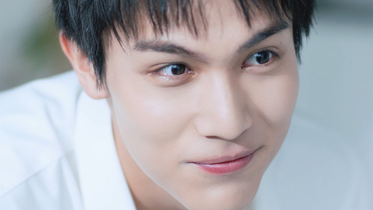 中川大志、姉の化粧品を使いニヤッ 爽やか白コーデで“美容男子”に リズムエニシーシリーズ新テレビCM「姉の秘密」編